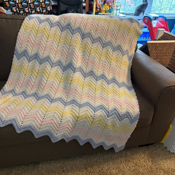 Handmade gender neutral colorful chevron knitted baby blanket - Picture 1 of 2